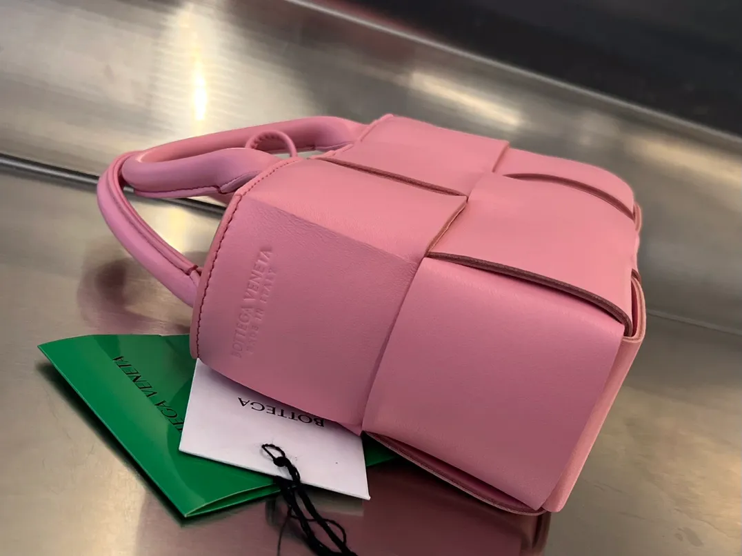 #BV 2023 new Candy Arco🎈729029 This time it not only holds the cute🍬 but also puts down the mobile phone. It is particularly mini and pocket-friendly. I really can’t resist it [Love]. The body of the bag is made of sheepskin. It is wear-resistant and durable. There is a detachable inner bag inside. It has a small and cute design style that can be worn cross-body or hand-held. It can be used for daily commuting and leisure. The capacity is definitely enough for all daily items. The size is suitable for everyone. You really can’t miss such a cute bag [Celebration] Size: 20x13x7 P1800
